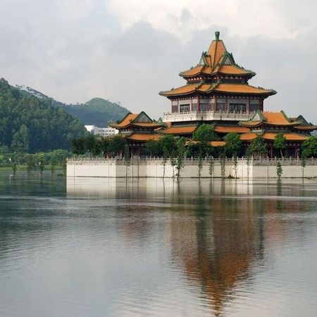 Buddhistischer Tempel umgeben von einem See und Hügeln